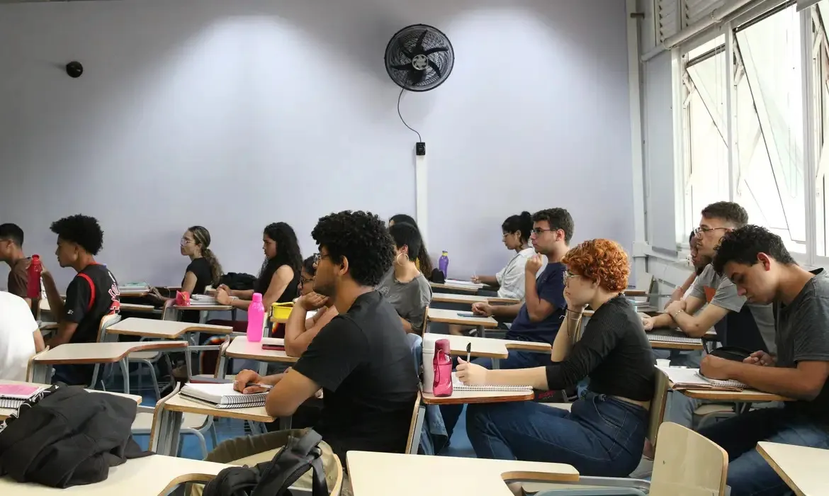 Senado aprova cota de 30% em concursos para negros e indígenas