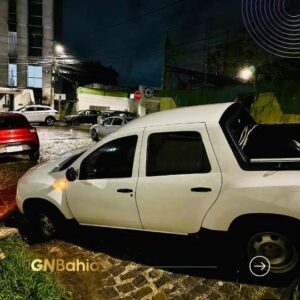 Veículo cai em buraco no Centro de Eunápolis