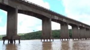 Ponte sobre o Jequitinhonha segue interditada: prejuízos e suspeitas aumentam