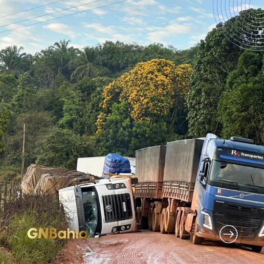 Carreta tomba em desvio da Veracel e escancara crise no tráfego da BR-101