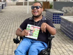 Jovem baiano com paralisia cerebral decidiu escrever sua própria história