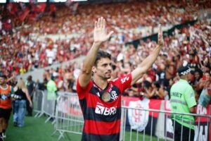 Rodrigo Caio retorna ao Flamengo e integra comissão técnica de Filipe Luís