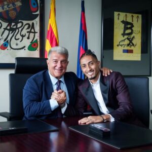 Em alta, Raphinha renova contrato com o Barcelona