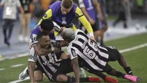 Com um jogador a menos, Botafogo vence Universidad de Chile e se classifica na Libertadores