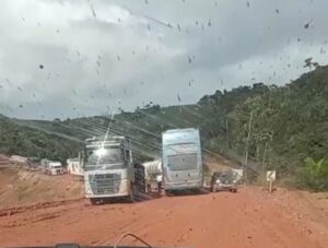 Passageiros ficam presos em ônibus da Águia Branca por mais de 12 horas após desvio colapsar na BR-101