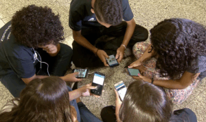 Quatro em cada dez alunos ainda levam celular para a escola
