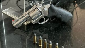 Homem é preso ao ostentar revólver em bar no centro de Eunápolis