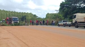 Moradores bloqueiam desvio da Veracel em protesto