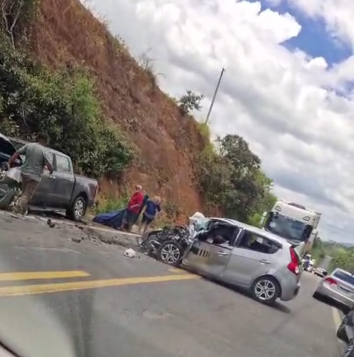 Colisão frontal deixa dois mortos e quatro feridos na BR-101 em Itamaraju