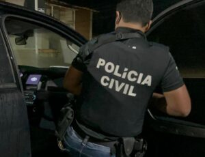 Polícia apreende drogas após suspeitos fugirem para área de mata em Porto Seguro
