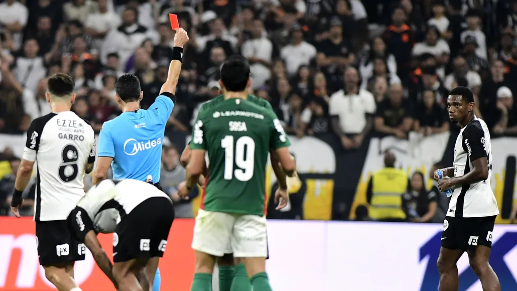 Corinthians segura Palmeiras com dois a menos em dérbi sem gols
