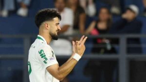 Palmeiras vence Bragantino, chama atenção de Klopp e dispara na liderança