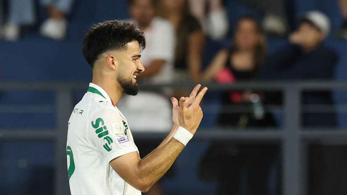 Palmeiras vence Bragantino, chama atenção de Klopp e dispara na liderança