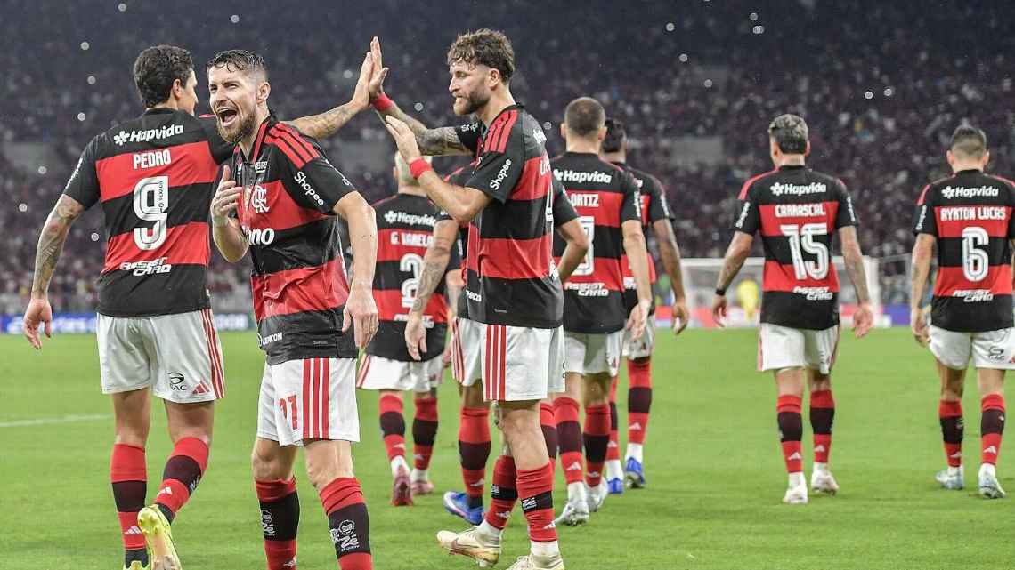 Flamengo reage, vira sobre o Santos e volta a vencer no Brasileirão