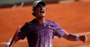 João Fonseca é eliminado por Jakub Mensik e encerra campanha histórica em Roland Garros