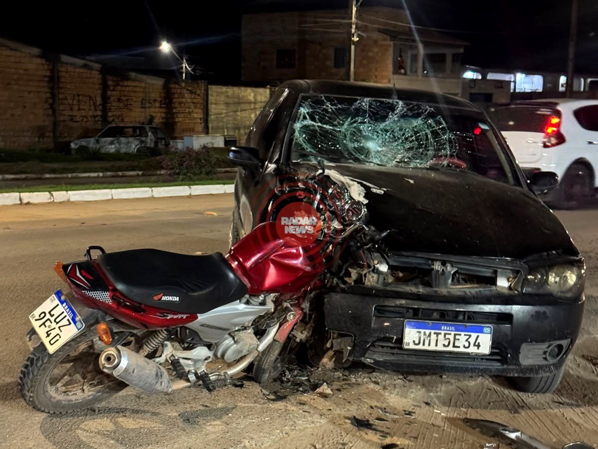 Pai morre e filho fica gravemente ferido em acidente entre moto e carro em Itabela