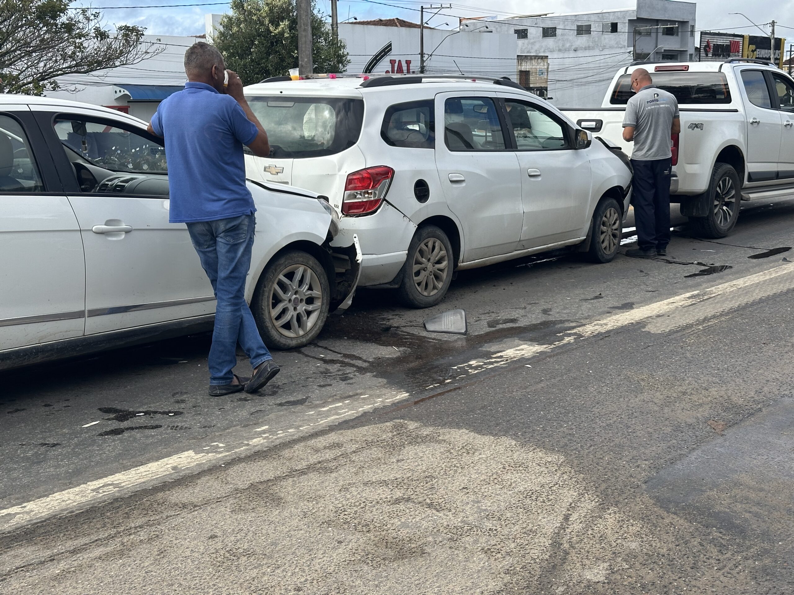 Engavetamento envolvendo três veículos deixa um ferido na BR-101, em Eunápolis