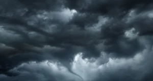 Eunápolis entra em alerta para chuva forte, ventos e raios