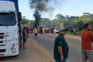 Caminhoneiros bloqueiam desvio da BR-101 após chuvas agravarem situação da estrada em Santa Maria Eterna