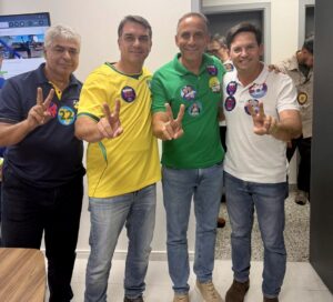 Coronel França e Robinho prestigiam Flávio Bolsonaro em Vitória da Conquista
