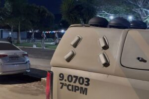 Jovem é baleado durante ataque em praça em frente à delegacia de Itabela