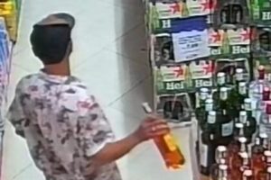 Homem é flagrado por câmeras furtando facas e uísque e acaba preso em Eunápolis